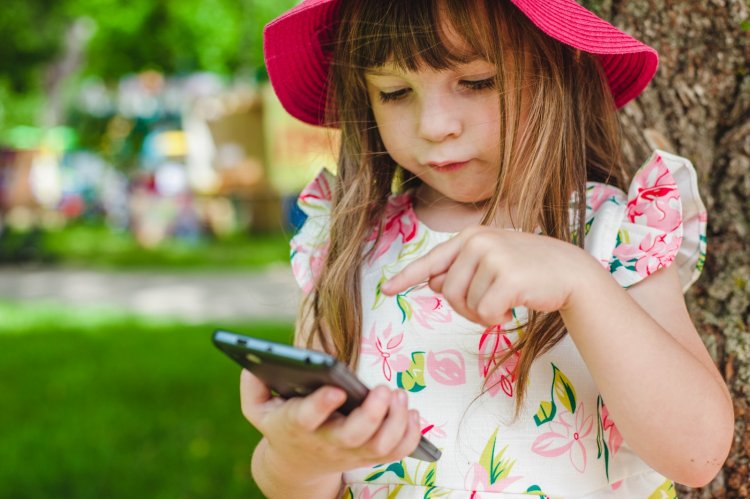 Uso excessivo de telas pode impactar desenvolvimento da fala infantil