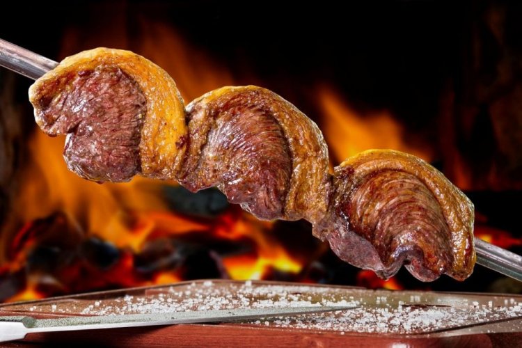 Especialista ensina como fazer um churrasco de respeito, para evitar ser o primo que queima a carne no domingo