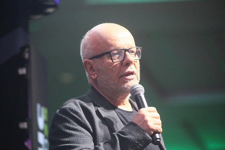 Marcelo Tas faz palestra sobre comunicação e inteligência artificial na ExpoEduc 2025