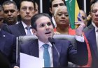 Tropa bolsonarista acua Motta enquanto jornais apertam Moraes