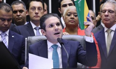 Tropa bolsonarista acua Motta enquanto jornais apertam Moraes