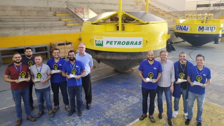 Pesquisadores e equipe técnica do ISI-ER recebem prêmio da Petrobras por boia Bravo