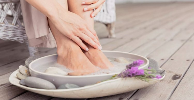 Escalda-pés: mitos e verdades sobre o alívio para pés inchados