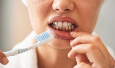 A dor não surge do nada: o que sua rotina de higiene revela sobre sua saúde bucal